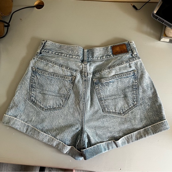 Light wash mom shorts - Picture 2 of 6